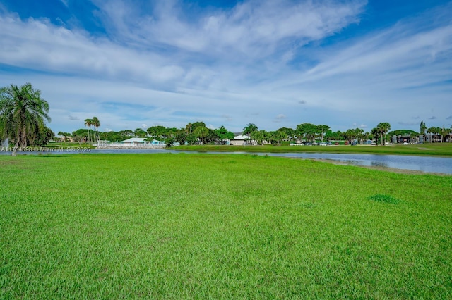 view of yard featuring a water view