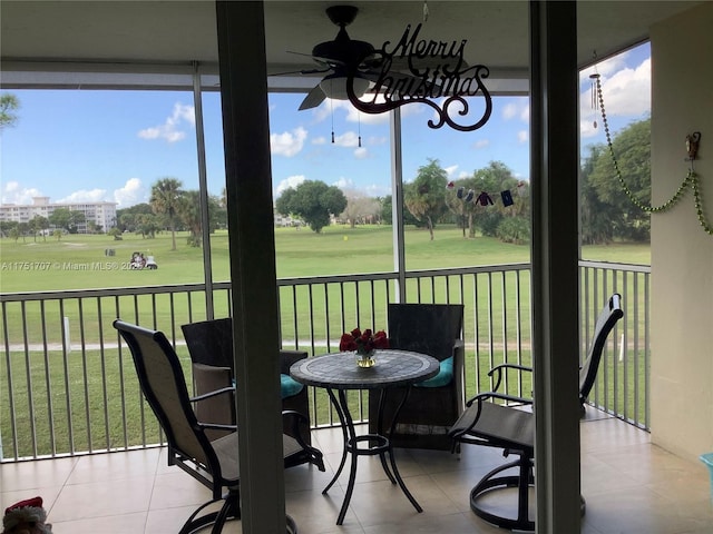 sunroom / solarium with a ceiling fan