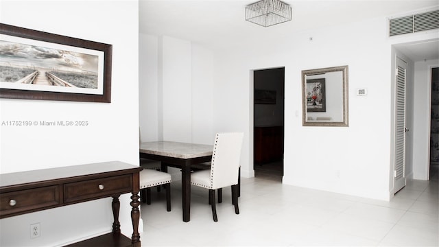 dining space featuring visible vents and baseboards