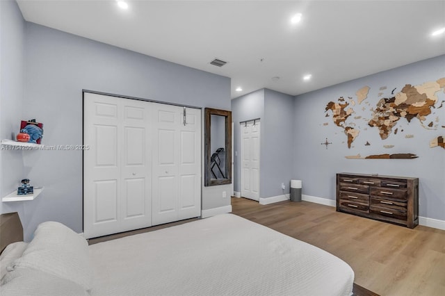 bedroom featuring recessed lighting, visible vents, baseboards, and wood finished floors