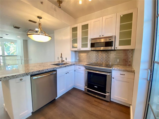 kitchen featuring visible vents, appliances with stainless steel finishes, a peninsula, white cabinetry, and a sink