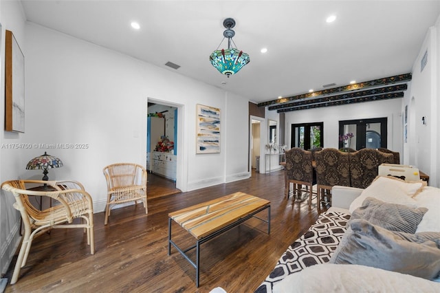 living room featuring baseboards, visible vents, wood finished floors, and recessed lighting