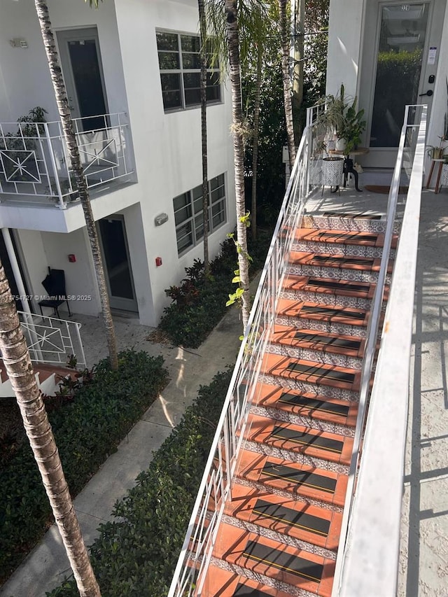 view of yard featuring a balcony