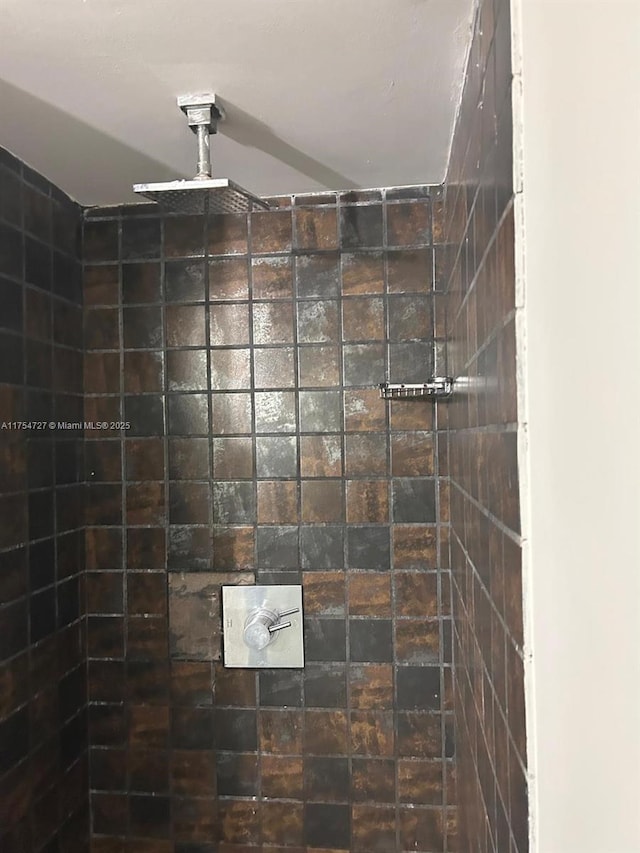 bathroom featuring a tile shower