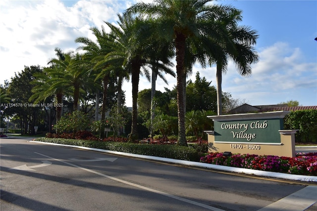 view of community / neighborhood sign