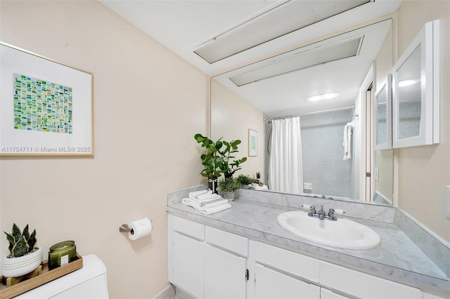 bathroom with a shower with shower curtain, vanity, and toilet