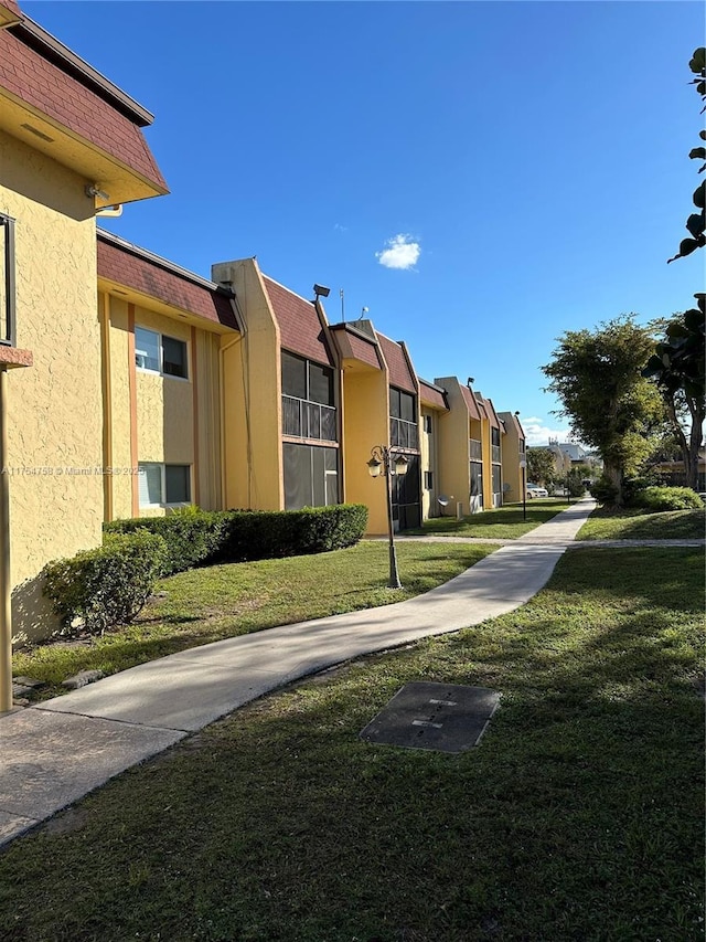 view of property's community with a lawn and a residential view