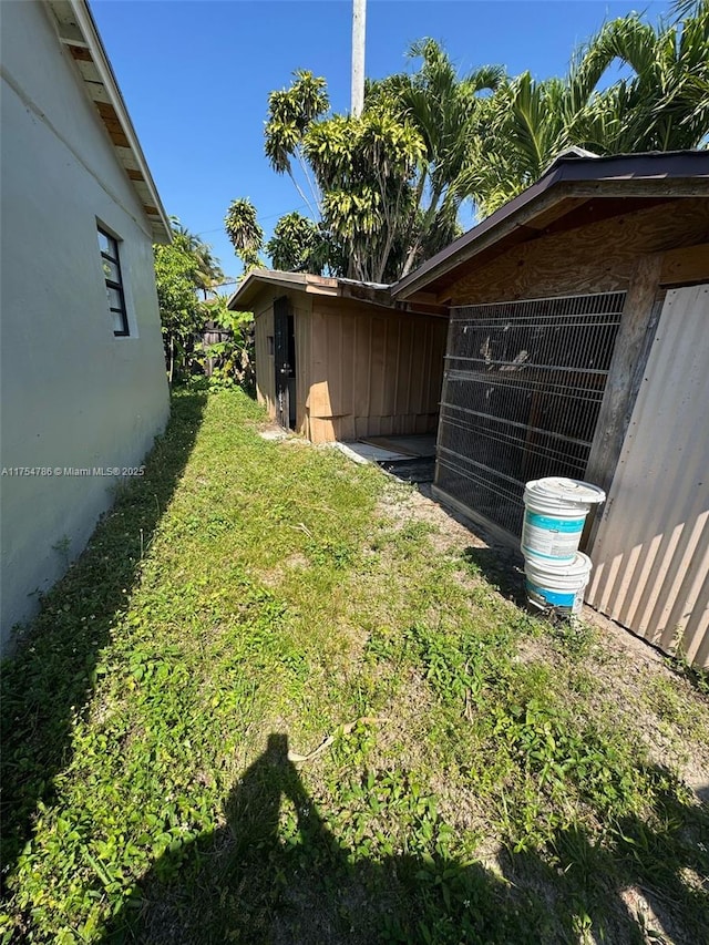 view of yard featuring an outbuilding