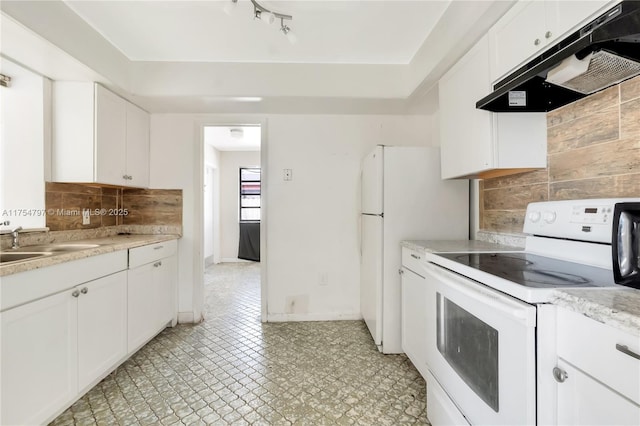 kitchen featuring under cabinet range hood, electric range, a sink, white cabinets, and tasteful backsplash