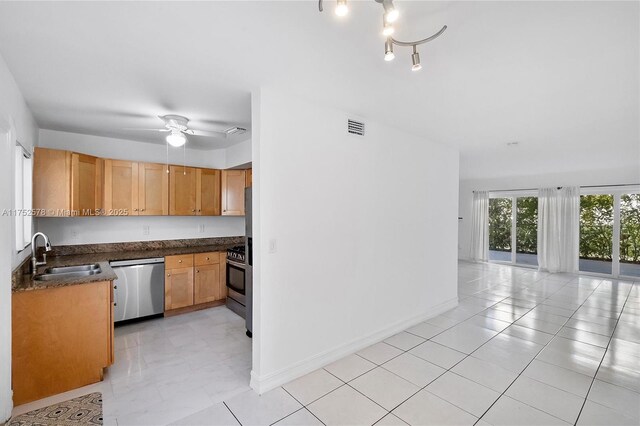 kitchen with baseboards, visible vents, ceiling fan, appliances with stainless steel finishes, and a sink