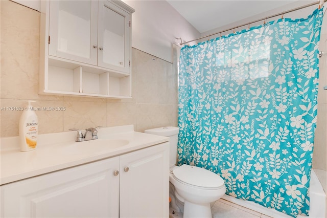 full bathroom featuring toilet, tasteful backsplash, vanity, and a shower with shower curtain