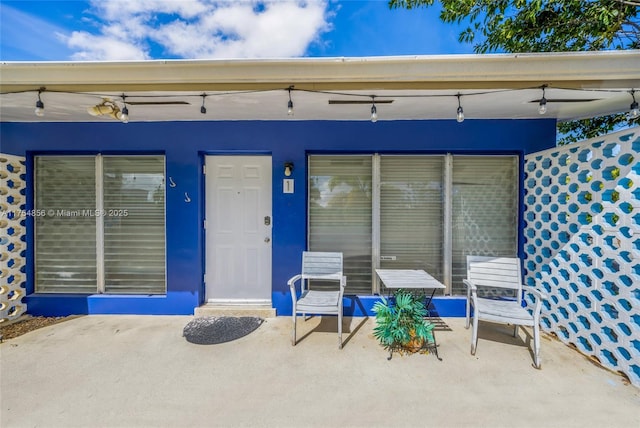 2217 NE 14th Ave, Wilton Manors, FL 33305 - entrance to property featuring ceiling fan, a patio, and stucco siding