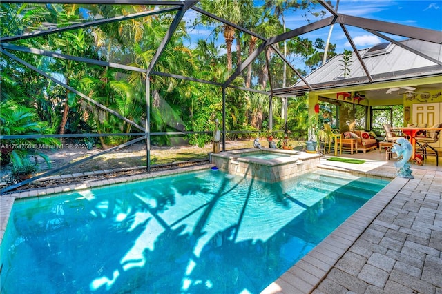 view of swimming pool featuring a patio, a pool with connected hot tub, a ceiling fan, a lanai, and an outdoor living space