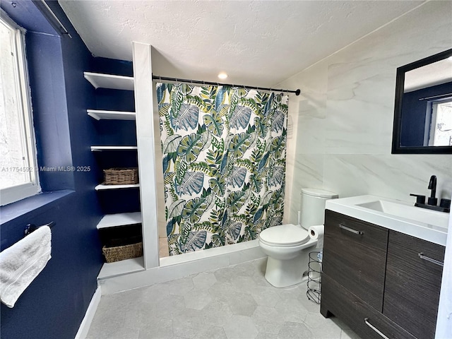 full bath with toilet, a textured ceiling, a shower with shower curtain, and vanity