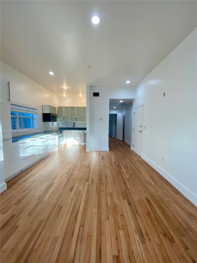 unfurnished living room featuring visible vents, recessed lighting, light wood-style flooring, and baseboards