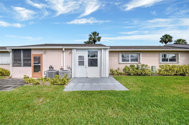 2775 W Dudley Dr W Unit E, West Palm Beach, FL 33415 - view of front facade featuring stucco siding, a front lawn, and a patio area