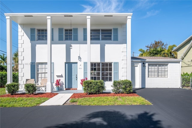 view of front facade with stucco siding