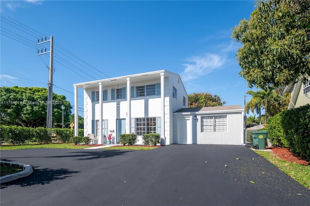 view of front facade with driveway