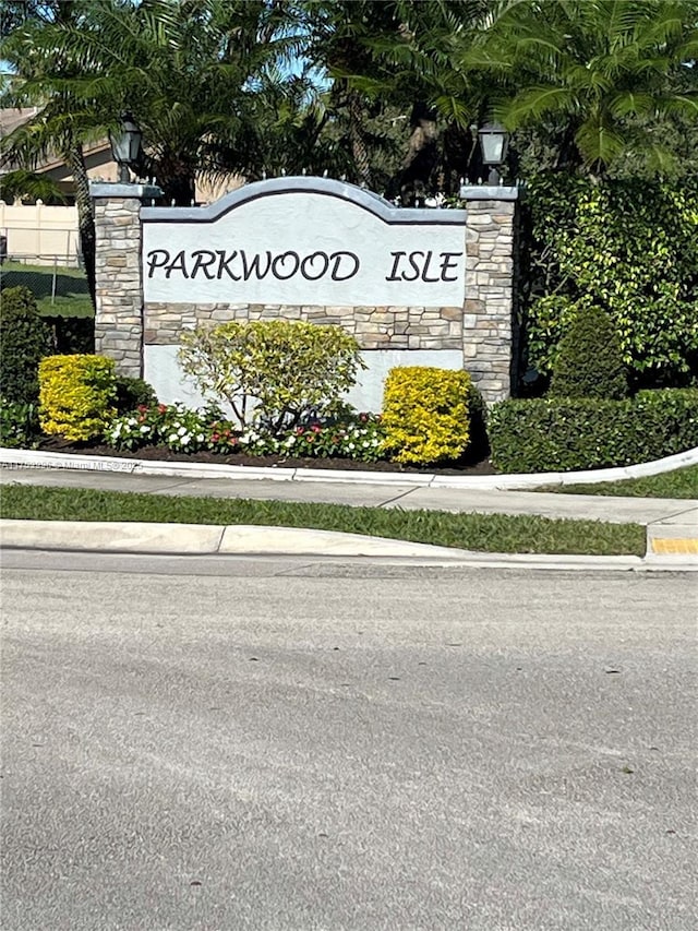 view of community / neighborhood sign