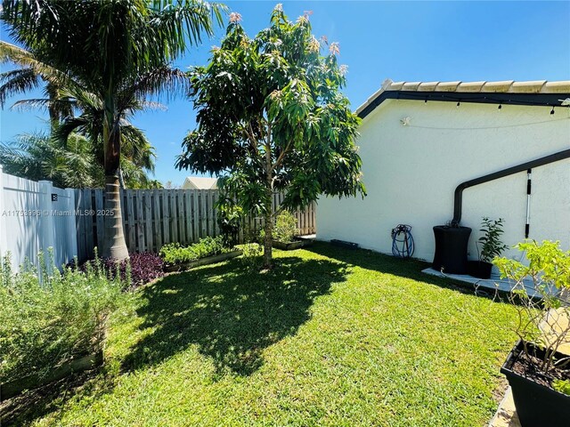 view of yard featuring a fenced backyard