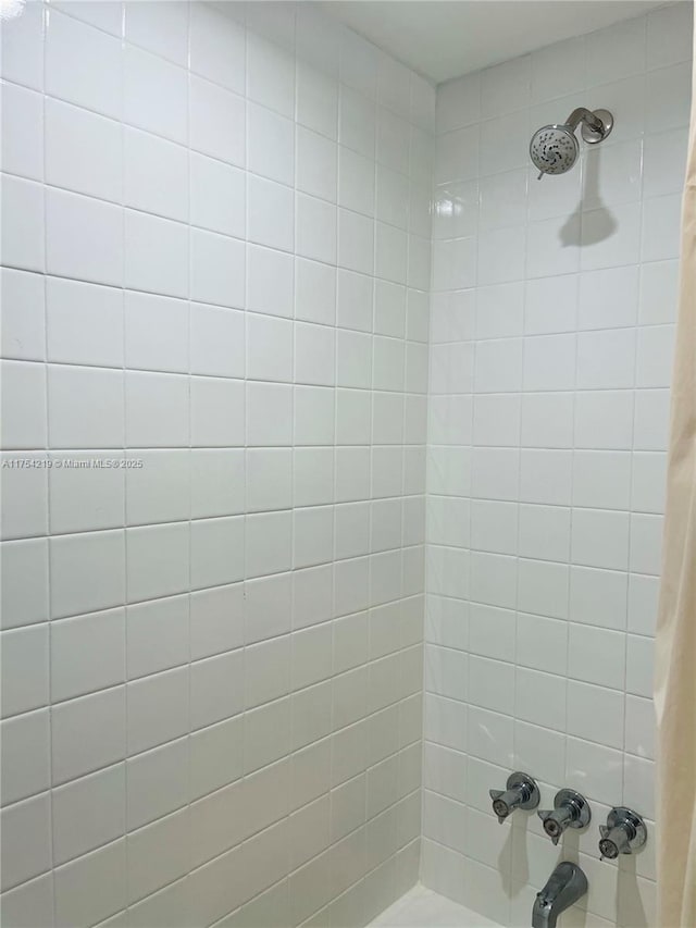 full bathroom featuring shower / bathtub combination with curtain