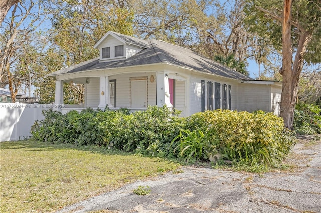 view of front facade with fence and a front yard