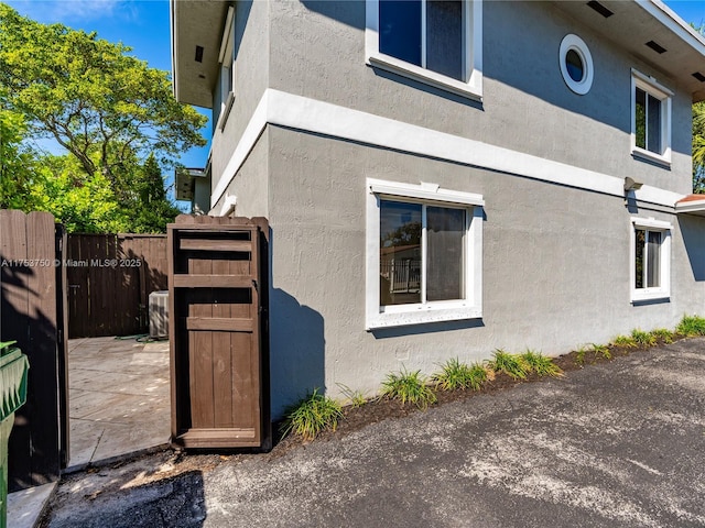 1323 NE 5th Ave, Fort Lauderdale, FL 33304 - view of side of property featuring stucco siding and a gate