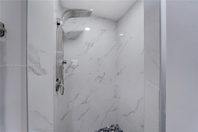 bathroom featuring tiled shower