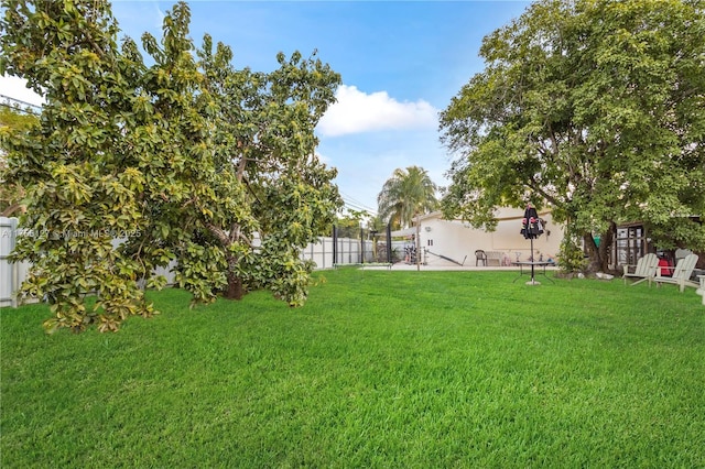 view of yard featuring a fenced backyard