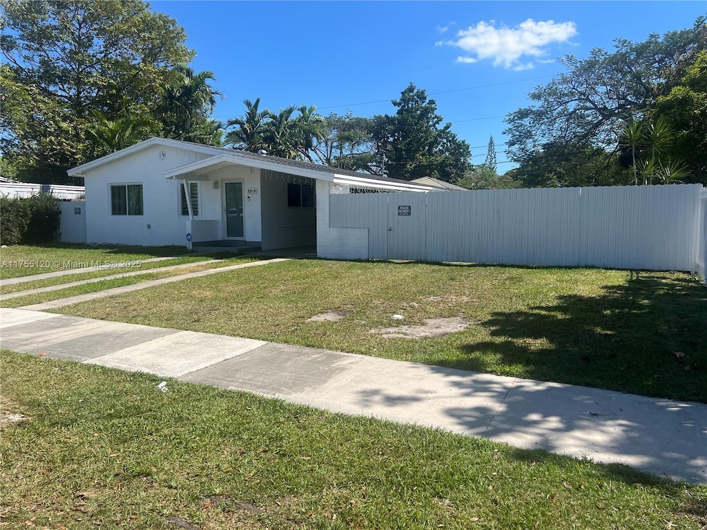 view of front of house featuring a front yard and fence