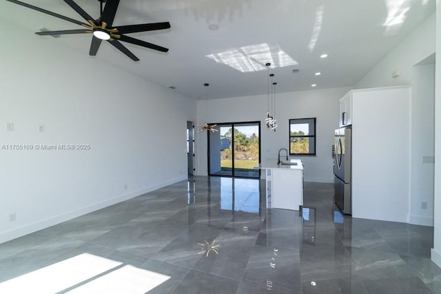 unfurnished room featuring marble finish floor, recessed lighting, a sink, ceiling fan, and baseboards