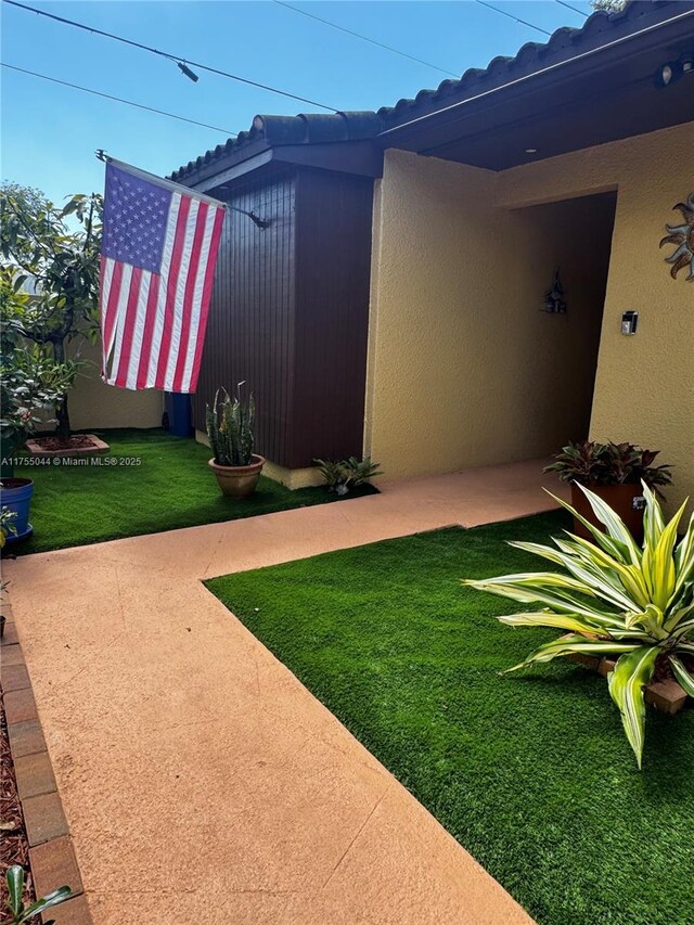 view of yard featuring a patio area