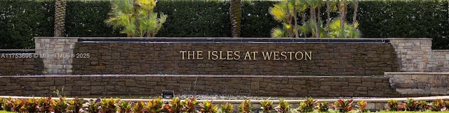 view of community / neighborhood sign