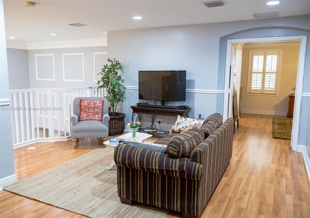 living area featuring recessed lighting, visible vents, baseboards, and wood finished floors