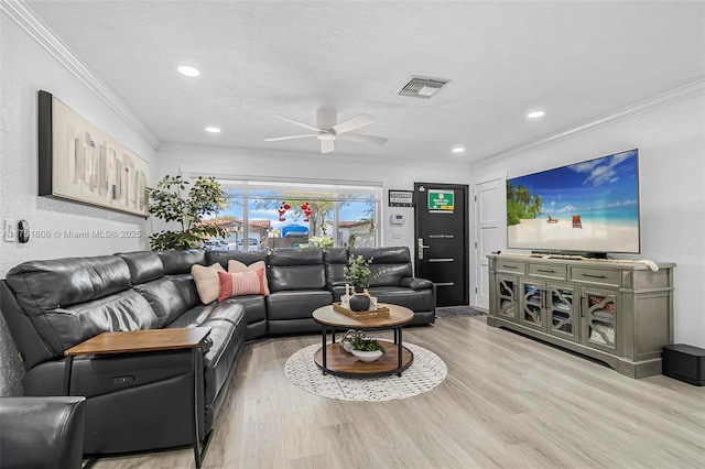 living area featuring recessed lighting, visible vents, ornamental molding, light wood-style floors, and ceiling fan