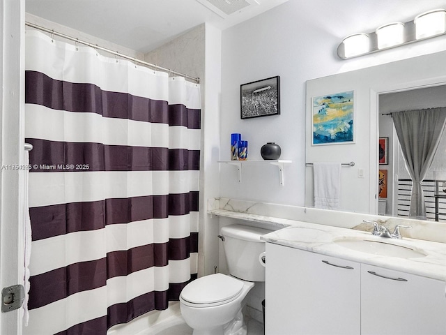 full bath with visible vents, vanity, toilet, and a shower with curtain