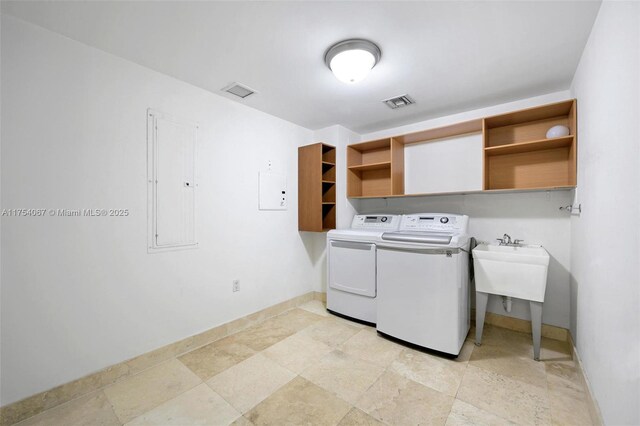 washroom featuring laundry area, baseboards, visible vents, and independent washer and dryer