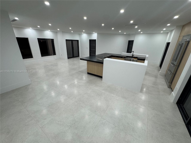 kitchen featuring recessed lighting, modern cabinets, and a large island with sink