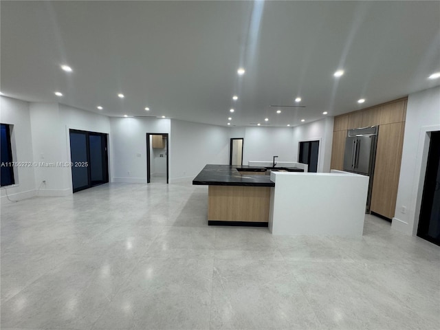 kitchen with recessed lighting, a large island, modern cabinets, and open floor plan