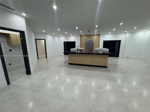 kitchen with visible vents, modern cabinets, dark countertops, recessed lighting, and baseboards