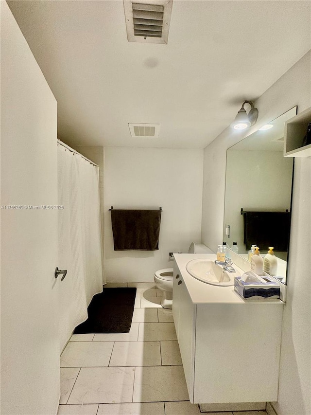 bathroom with a shower with shower curtain, visible vents, vanity, and toilet