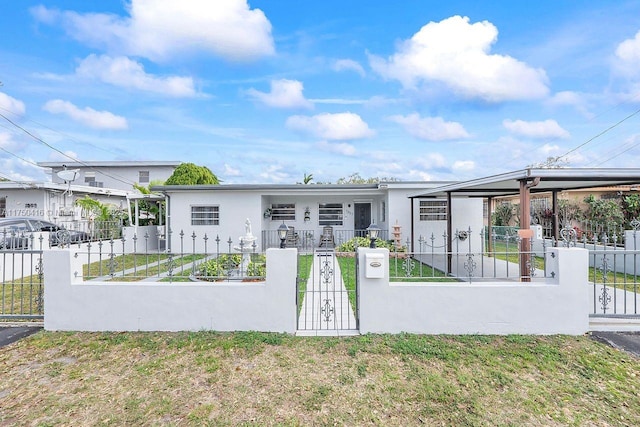 view of front of home featuring a fenced front yard, a gate, and stucco siding