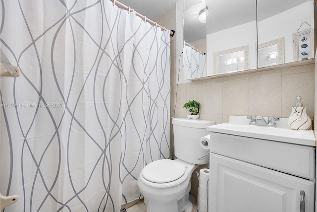 full bath with toilet, tile walls, vanity, decorative backsplash, and a shower with curtain