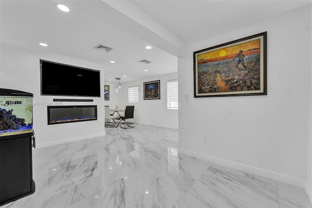 living area featuring baseboards, visible vents, and recessed lighting