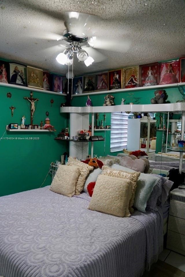 bedroom featuring a textured ceiling and ceiling fan