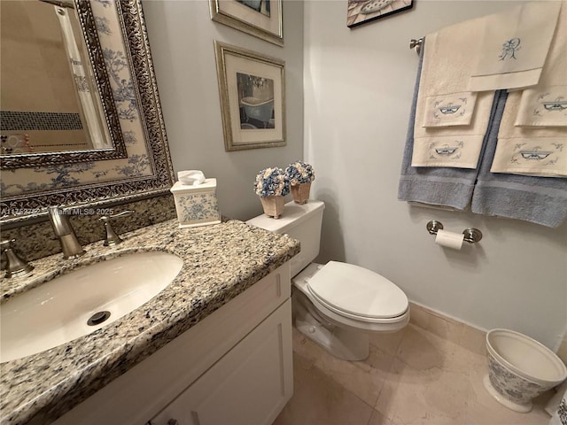 full bath featuring a shower with shower curtain, vanity, and toilet