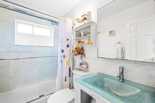full bath with tasteful backsplash, vanity, and toilet