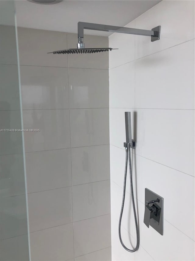 room details featuring tiled shower