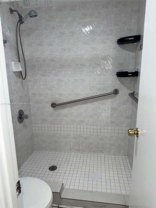 bathroom featuring a stall shower and toilet