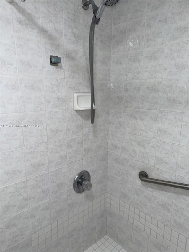 room details featuring a tile shower